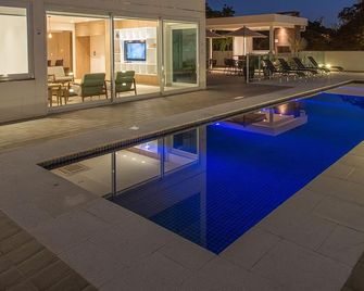 ستارليس هوم - فيرساتيل - كويابا - حوض السباحة