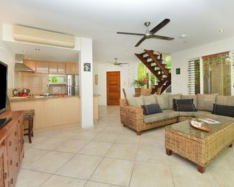 Villa Frangipani - Port Douglas - Living room