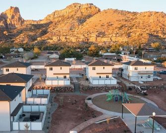 South Zion Coral Cliffs - 4 bed, 3 bath, hot tub, deck - Hildale - Outdoors view