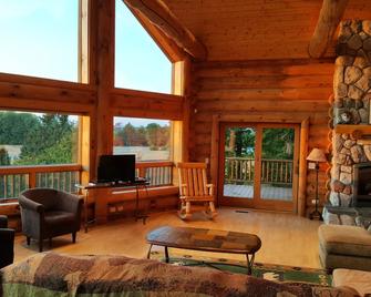Family-friendly log home between Harbor Springs, Petoskey, and Mackinaw Island - Pellston