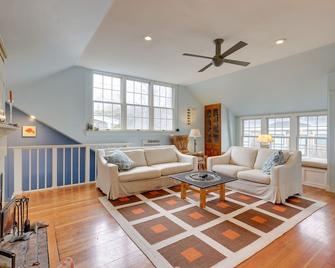 Cape Cod Vacation Home Rental - Walk to Beach! - Provincetown - Soggiorno