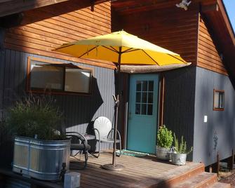 Experience the PNW in a cabin on Hood Canal with water and mountain views. - Port Ludlow - Patio