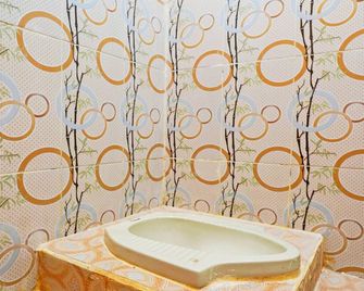Hotel O Wisma Dua Putra Syariah - Majalengka - Baño