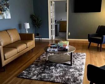 You won't want to leave! - Huntsville - Living room