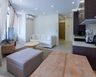 Beautiful apartment 7P City Center Beach 250m - Antibes - Living room