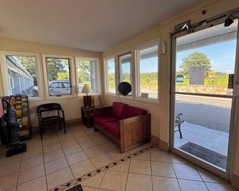 Whispering Pines By Hotel O Whitestone Va - White Stone - Living room