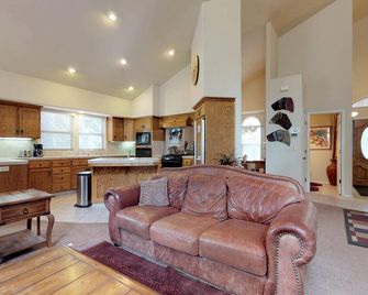 Family Getaway w/ WiFi & Fireplace - Big Back Deck with Grill & Outdoor Dining - Shaver Lake - Living room