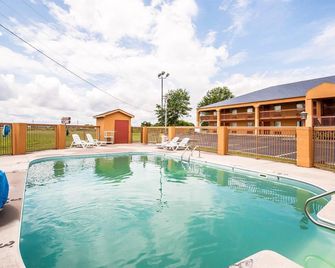 Quality Inn Charleston - Sikeston - Charleston - Pool