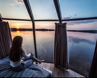 Peace & Quiet Hotel Floating Glass Room for 2 Guests Experience Northern Lights - Jokkmokk - Balcón