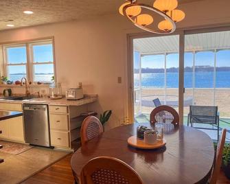 High River Bank with 1M Sunset View, 3 min to College - Lexington Park - Jídelna
