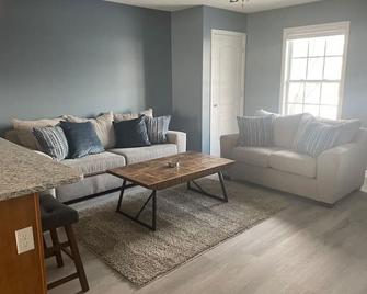 Beautiful 3 Br Townhome - Recently Updated! - Bloomington - Living room