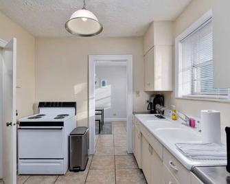 Cozy, modest apartment sleeps 6! - Anniston - Kitchen