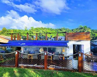 Absolute Ocean Front with rooftop Ocean views. - Innisfail