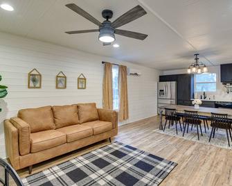 Dog-Friendly Home w/ Yard & Fire Pit in Midlothian - Midlothian - Sala de estar
