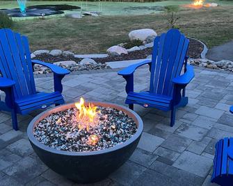 Updated 2BR, Pool Table-Movie Theatre-Hiking trails-Fountain-ERX motor park - Elk River - Patio