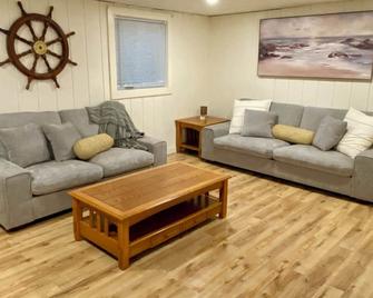 Bright & Beachy 3 Bedroom Home in Quiet Beach Town, sleeps 10+ - Frankford - Living room