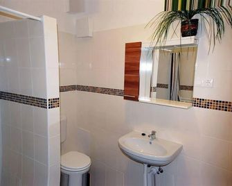 Belváros Apartmanház Sopron - Sopron - Bathroom