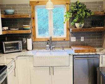 5 star LKN single story guest house with dock/slip access - Denver - Kitchen