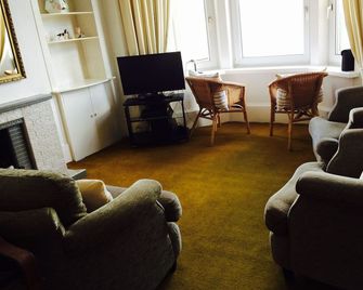 Bright, Homely Flat Overlooking Rothesay Bay - Rothesay - Living room
