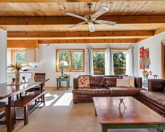 Mountain Getaway w/ Granny Unit, Dogs Ok #47 by Bear Valley Vacation Rentals - Arnold - Living room