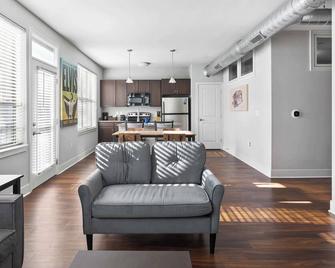 Vibrant 2BR Corner Suite and Free Parking at CityWay - Indianápolis - Sala de estar