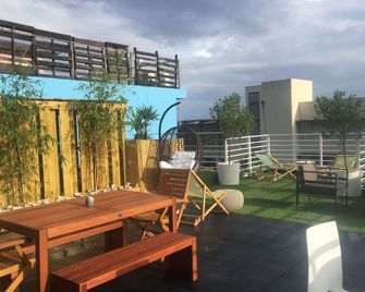 Nomada Urban Beach Hostel- Calle Loiza - סן חואן - פטיו