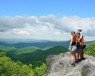 Mountainaire Inn & Log Cabins - Blowing Rock
