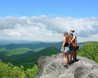 Mountainaire Inn & Log Cabins - Blowing Rock