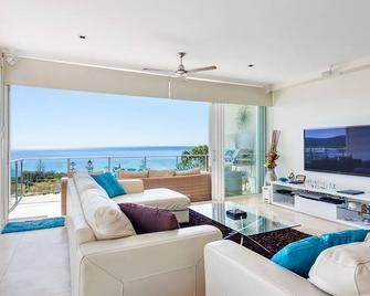 Dees Retreat Rainbow Beach - Rainbow Beach - Living room