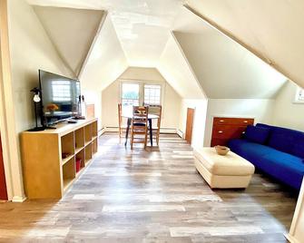 Crown Point 1 Bedroom Stylish Apartment close to the Square/Downtown - Crown Point - Living room
