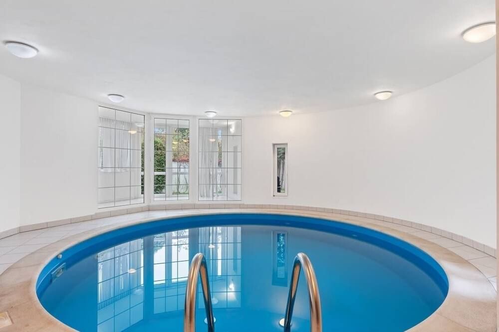 Black Dragon Haven Luxury Villa with Pool, Sauna & Jacuzzi - פראג - בריכה