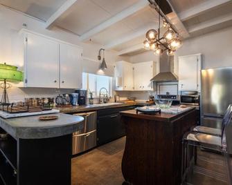 Popular Homestead! Location, Stargaze, Views! - Joshua Tree - Kitchen