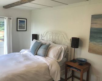Grey County Farmhouse Suite - Chatsworth - Bedroom