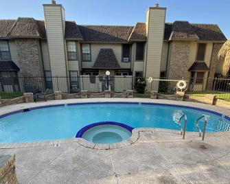 Entire 2 bed 3 bath condo in Central Laredo - Laredo - Piscina