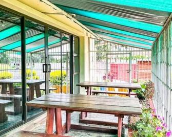 3 bed Cozy Homestay in Lundi Park - 2292 - Gweru - Patio