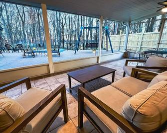 ~Lakeside Oasis~ Waterfront w/HotTub, Sauna & Dock - Hillsboro