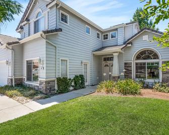 Home oasis with sauna, jacuzzi, pool & heated gazebo! - Clovis - Building