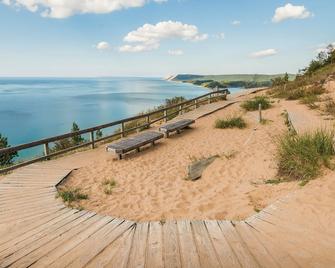 Cozy Beach Front Condo Ac Beach Waterfront - Williamsburg - Outdoors view
