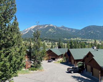 Newly Updated! Hot tub/pool! Mountain View! Pets! - Big Sky - Budova