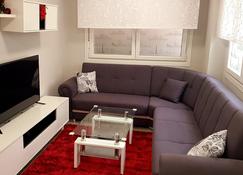 Laia Home Garaje Y Wifi - Barakaldo - Living room
