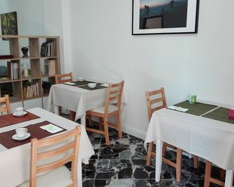 بيد آند بريكفاست لا بريمولا - بومباي - مطعم