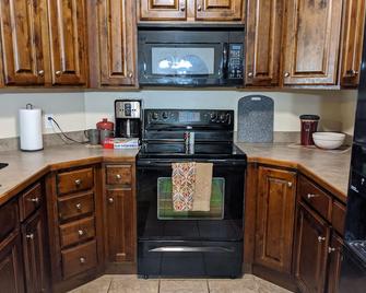 Tuscan Villa: a 3 Bedroom 2 Bath Deluxe Furnished Condo! - Payson - Kitchen