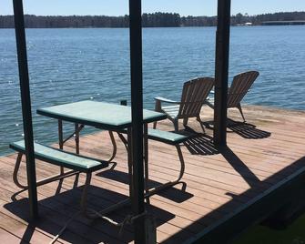 Location! Lakefront House With Dock Near Hartwell Marina/Downtown Kayaks/Firepit - Hartwell - Patio