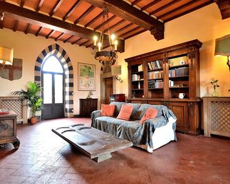 トスカーナの中心部にある城全体。 結婚式やイベントに理想的な場所 - ポッジボンシ - リビングルーム