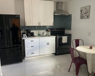 Cozy Edgewood Hideaway - 8 mins from Airport - Sleeps 6 - Newly renovated. - Fort Lauderdale - Cocina