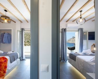 Droufakos' Home, Lux Seafront Apartment - Artemonas - Slaapkamer