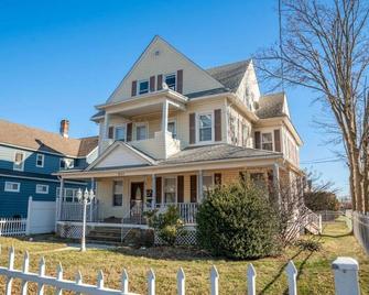 One Bed Retreat in Long Branch - Long Branch - Building