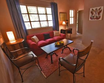 Hermosa casa de lujo en la selva, a orillas de la Laguna Azul. - Sauce - Sala de estar