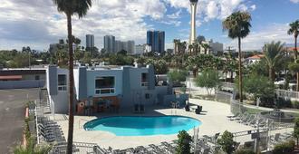 Super 8 by Wyndham Las Vegas North Strip/Fremont St. Area - Las Vegas - Pool
