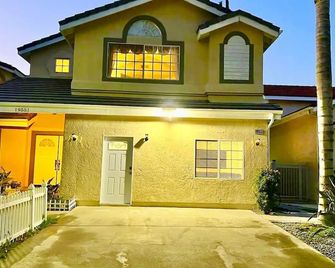 Cozy Private Guest House, Near Shopping Centers on the Best Street in Reseda - Los Angeles - Building